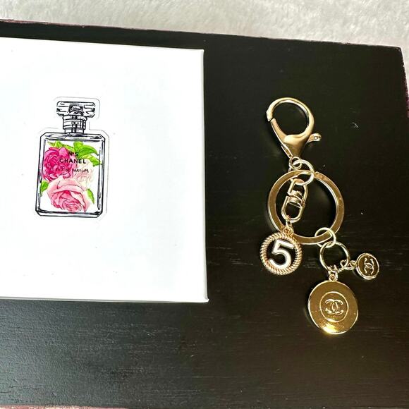 CHANEL beauty line gold CC charms on keychain - Picture 4 of 7